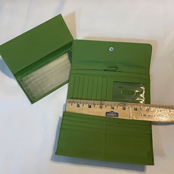Nine West green wallet.  EUC no flaws - Picture 3 of 6